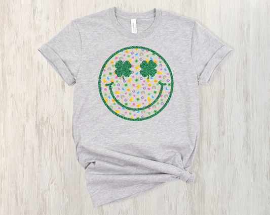 Lucky charm smiley with clover eyes -DTF